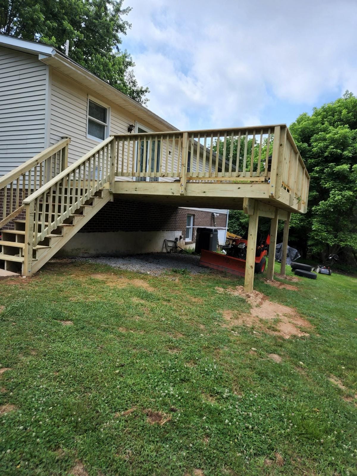A multi-level deck on a wooded Fairfax County lot by Skip's Modern Carpentry